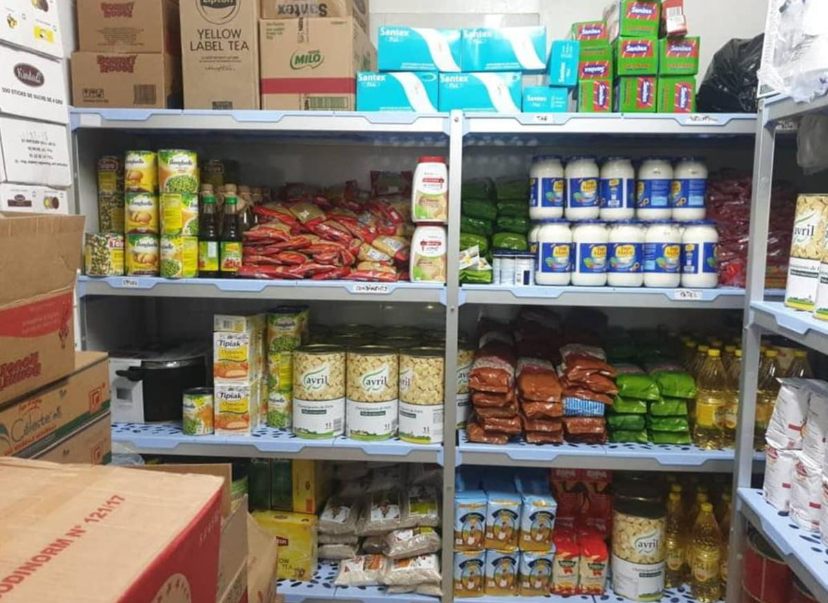 Stock sec G-HHA — rayonnages de provisions