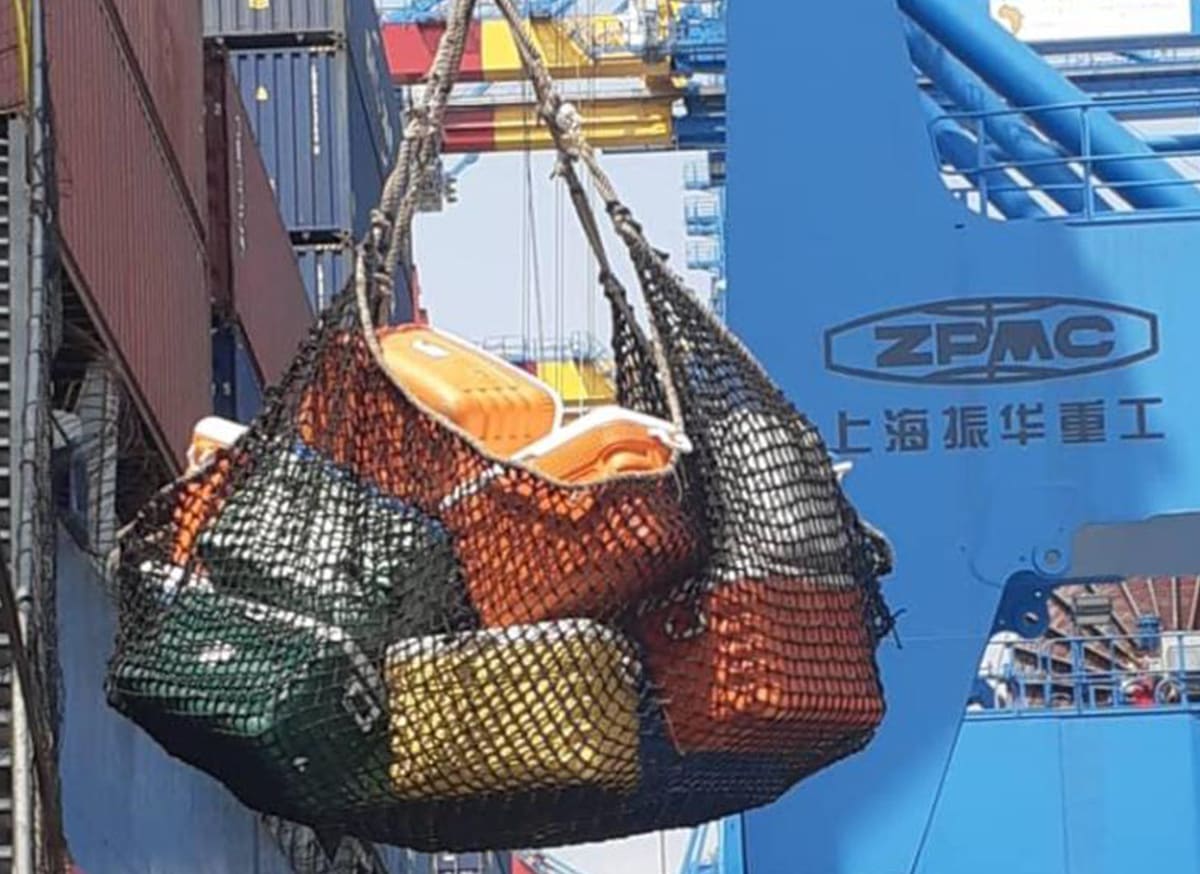 Filet de provisions hissé par grue à bord d'un porte-conteneurs