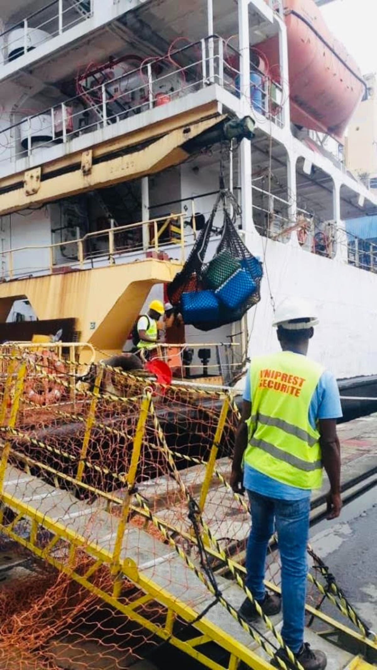Chargement de provisions depuis le quai d'Abidjan