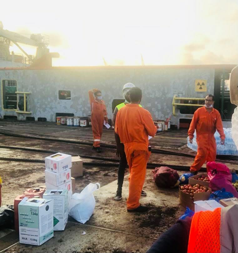 Fruits et cartons de provisions sur pont de navire