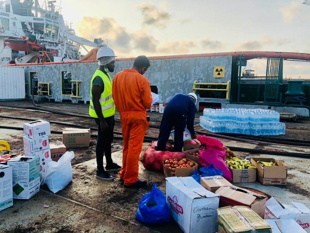 Equipe HHA avec gilet jaune preparant la livraison sur pont