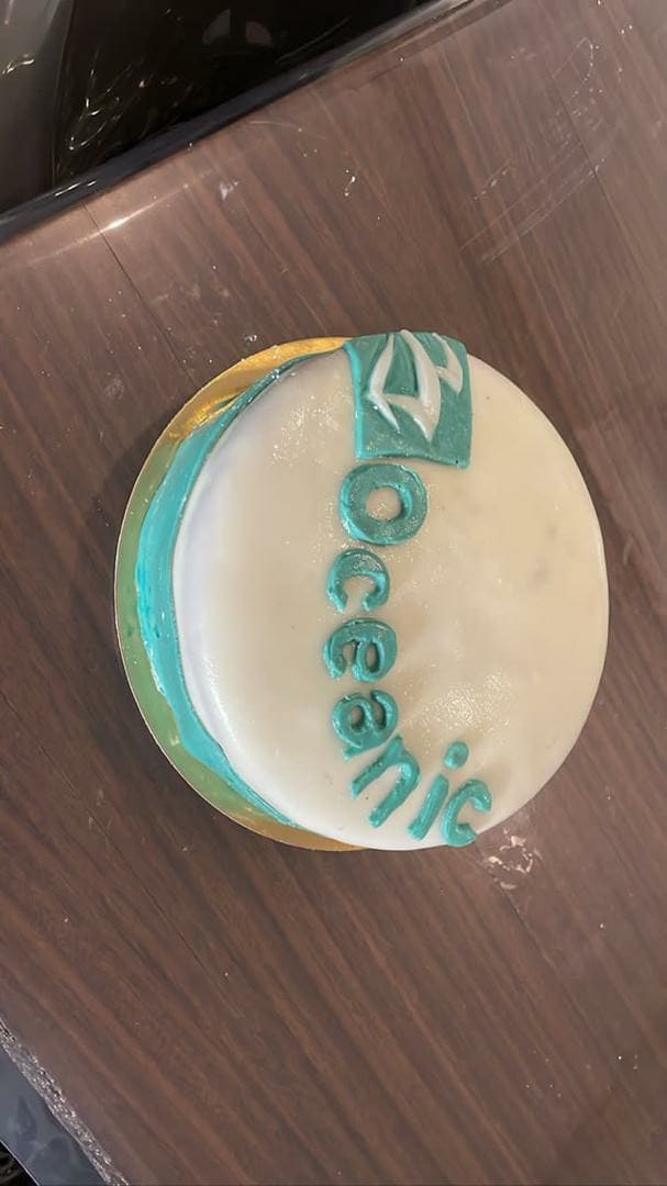 Gateau avec logo Oceanic - partenariat HHA a bord