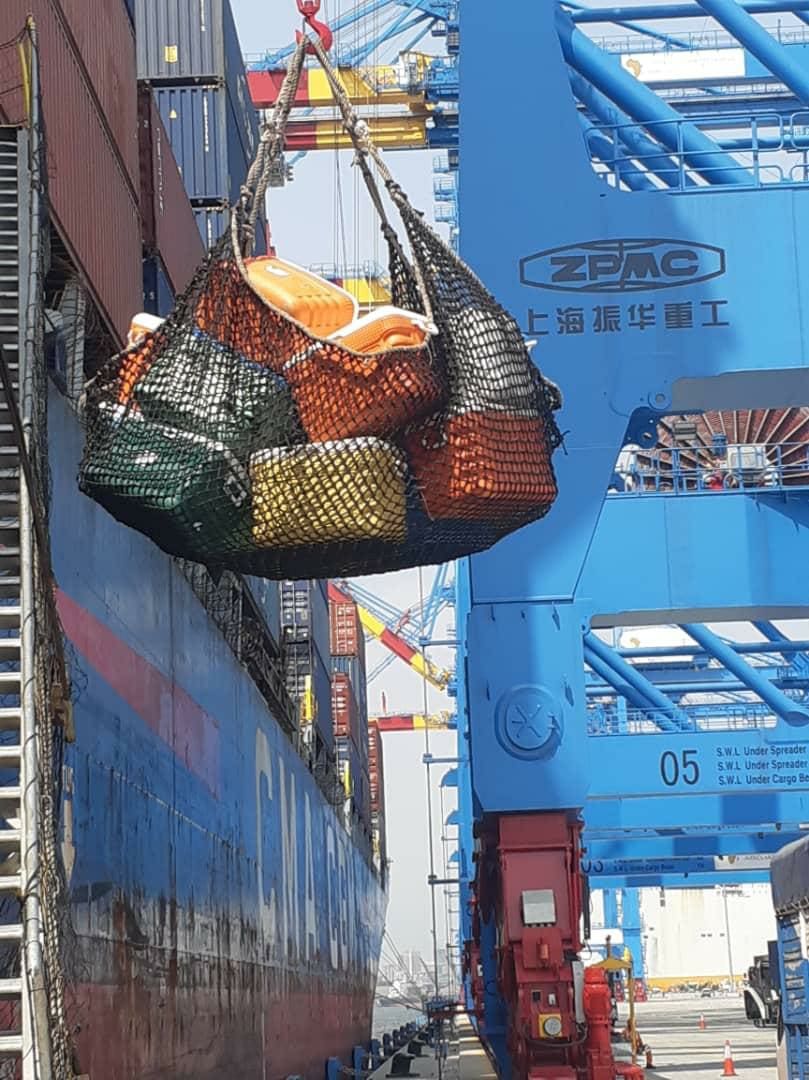 Filet de provisions hisse par grue ZPMC - port d'Abidjan