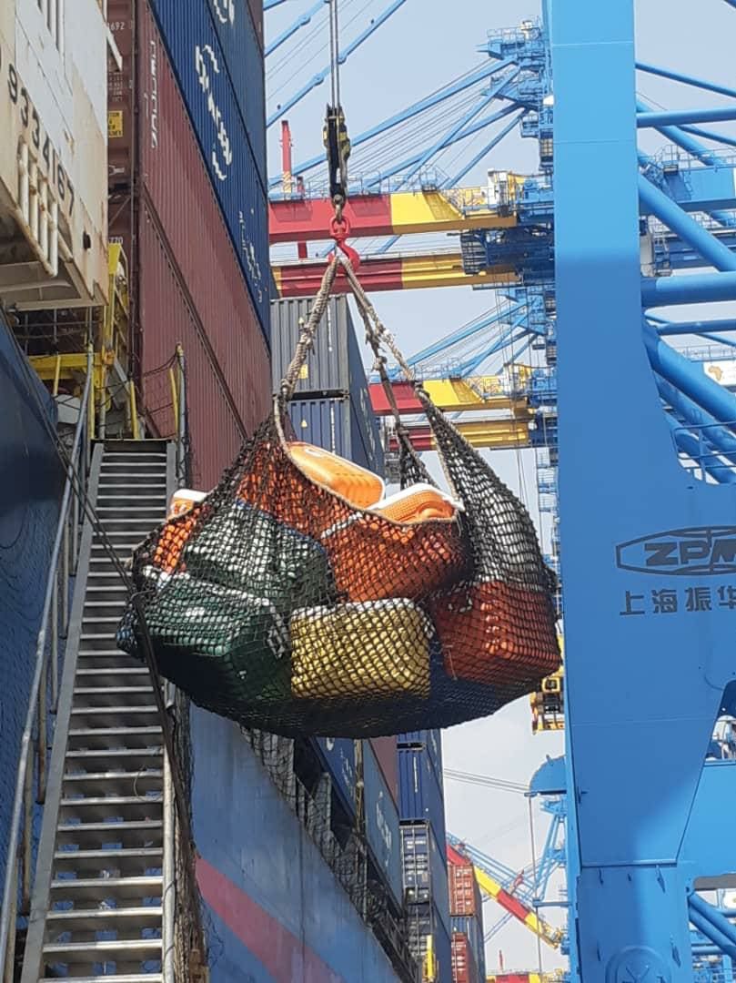 Filet de ravitaillement hisse a bord d'un porte-conteneurs