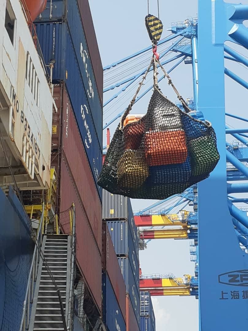Vue panoramique du port d'Abidjan - grues ZPMC