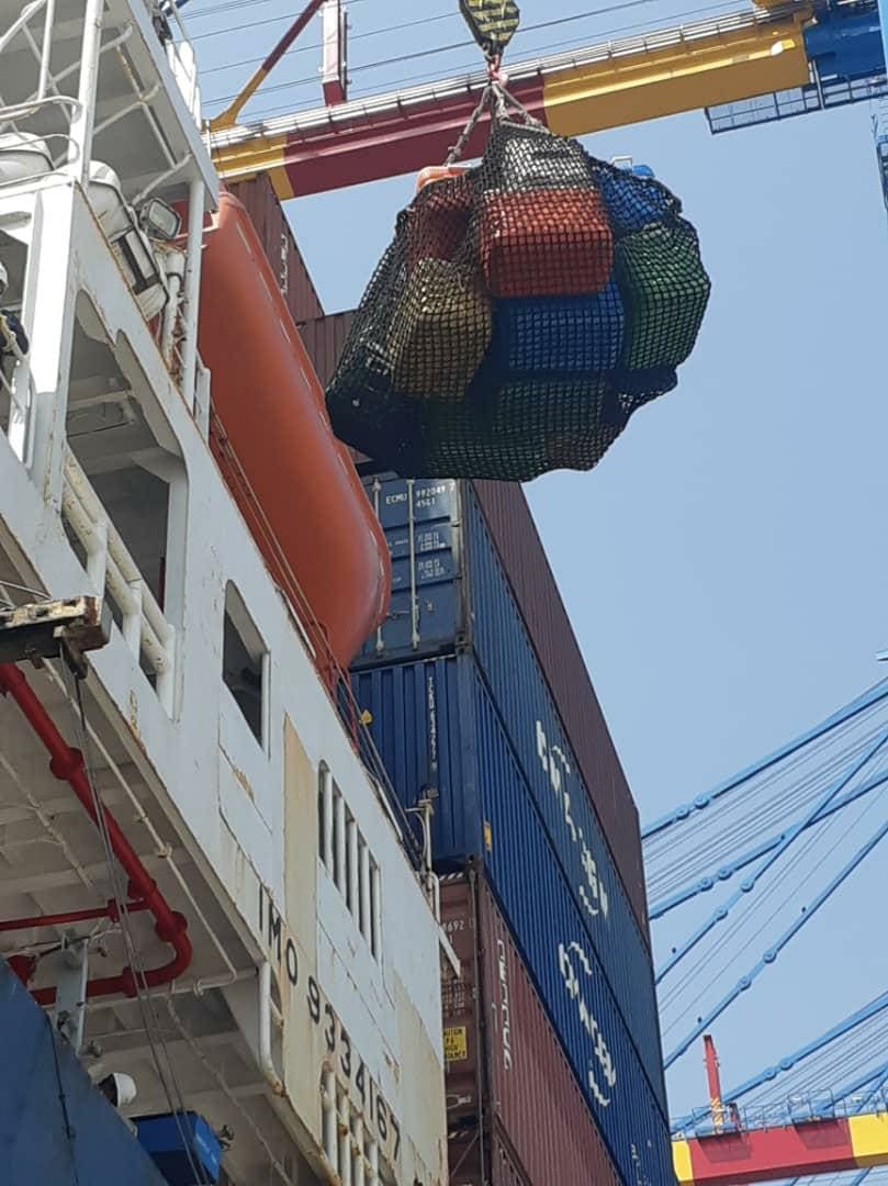 Filet de ravitaillement hisse contre la coque d'un porte-conteneurs