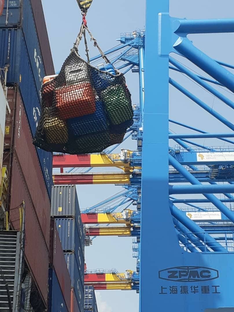 Hissage du filet de ravitaillement a bord - grue du navire